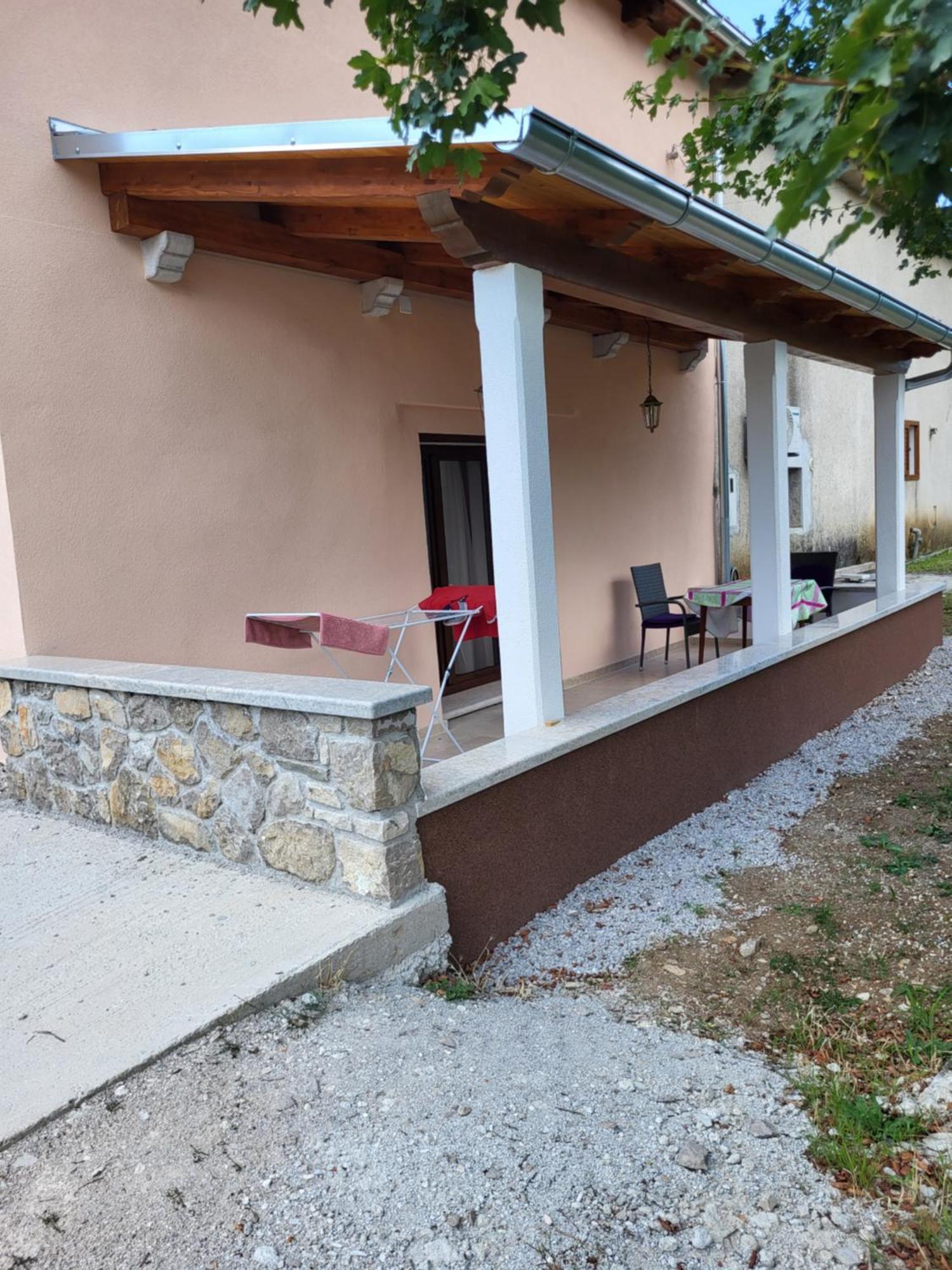Apartman Studio Baladur Roč Exteriör bild